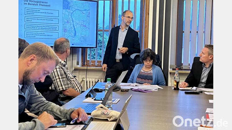Tennet-Teilprojektleiter Thomas Arnold (stehend) erläutert dem Gemeinderat den Verlauf des Süd-Ost-Links auf Gemeindegebiet; rechts Bürgermeister Johannes Kett, daneben Christine Wunder von der Verwaltungsgemeinschaft. Bild: Eichl