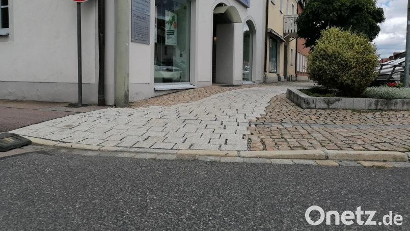 Hier ist der Gehsteig in Pfreimd abgesenkt und mit glattem, leicht begehbarem Pflaster ausgelegt - vorbildlich, findet Gertrud Gradl. Bild: wrl