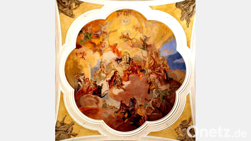 Einige Deckengemälde schmücken seit 75 Jahren die Kirche St. Vitus. Das größte davon stellt die Krönung Mariens beziehungsweise die Heilige Dreifaltigkeit dar mit Gott Vater, Jesus Christus, Heiliger Geist, den Nothelfern usw. In den vier Ecken sind die Heiligen Laurentius, Stephanus, Ignatius und Perpetua dargestellt. Bild: sh