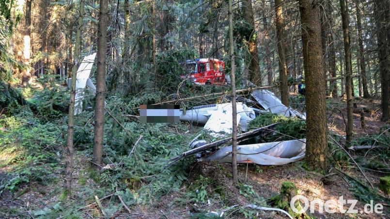 Im Wald zwischen Rosall und Ottengrün war der Motorsegler abgestürzt. Der 59-jährige Pilot, der in der Nähe von Erfurt am Morgen gestartet war, konnte sich mit dem Fallschirm retten. Archivbild: Roland Wellenhoefer