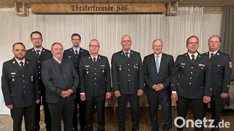 Werner Kohl (Sechster von links) ist seit 40 Jahren Feuerwehrmann. Dafür bekommt er von Landrat Richard Reisinger (Dritter von rechts) und Kreisbrandrat Christof Strobl (Fünfter von links) das Ehrenzeichen in Gold. Bild: Christine Hollederer/exb