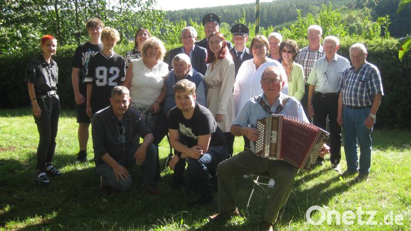 Seinen 80. Geburtstag konnte Ludwig Gruber (zweite Reihe, Dritter von links) ln der Waldbadgaststätte feiern. Es gratulierten neben der Familie auch Bürgermeister Ludwig Prögler (Mitte) eine Abordnung der Feuerwehr Tiefenbach und viele Mitglieder des Schützenvereins „Gemütlichkeit“. Bild: nis