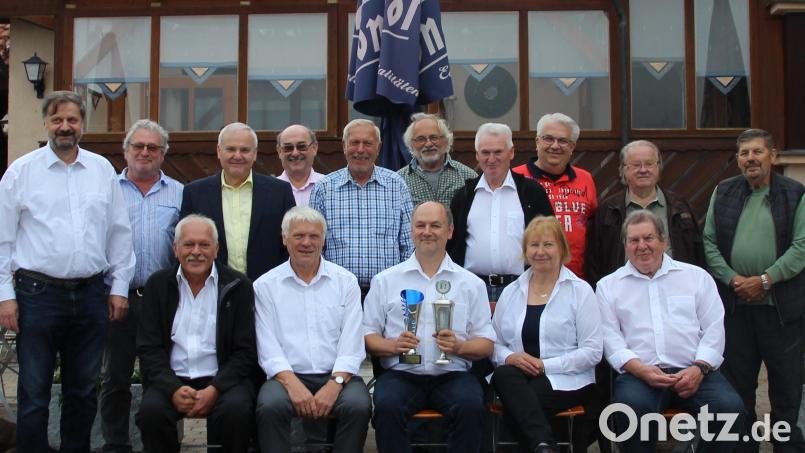 Die Spielerriege und Gründungsmitglieder der Schachfreunde Witzlasreuth: (vorne, von links) Martin Streim, Vorsitzender Josef Prechtl, Vereinsmeister Michael Nickl, Margarete und Winfried Endler sowie (hinten, von links) Rudi Kraus, Josef Scherm, Bürgermeister Günter Kopp, Egid Kellner, Willi Prechtl, Martin Exner, Alfred Skalsky, Peter Semba, Gerhard Krumholz und Arnold Hößl. Bild: Gemeinde Kulmain/exb
