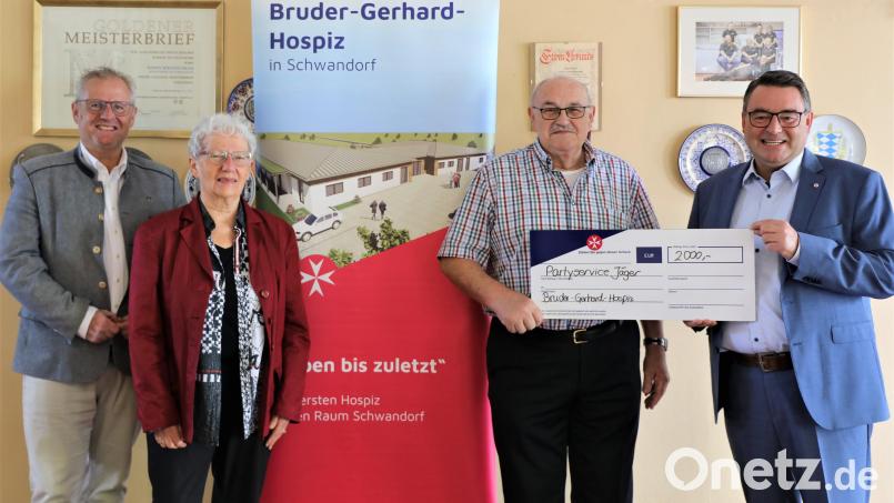 Oberbürgermeister Andreas Feller, die zweite Vorsitzende des Hospizvereins Stadt und Landkreis Schwandorf, Angela Krüger, Johann Jäger und Johanniter- Regionalvorstand Martin Steinkirchner (von links) zeigt das Bild bei der Spendenübergabe. Bild: Deml-Glöckner/exb