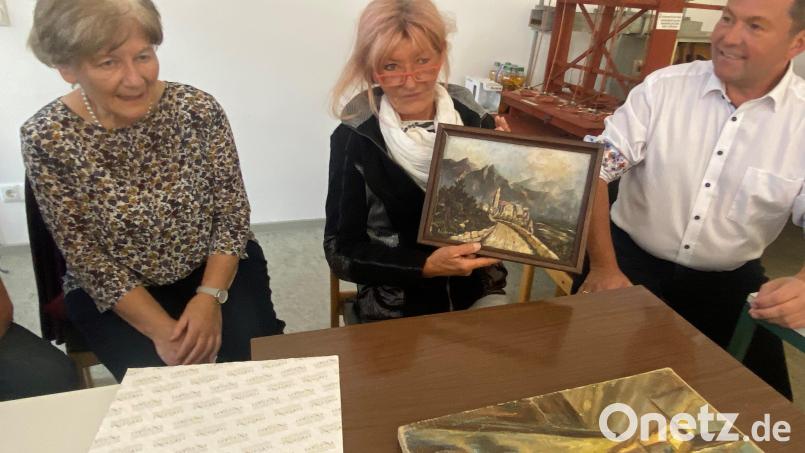 Maria Poblotzki (Mitte) übergibt im Pleysteiner Stadtmuseum ein bislang unbekanntes Bild ihres Vaters Siegfried Poblotzki, das er während seiner Gefangenschaft in Frankreich gemalt hatte. Grete Reger vom Museumsarbeitskreis (links) und Bürgermeister Rainer Rewitzer (rechts) freuen sich über das Geschenk. Bild: ck