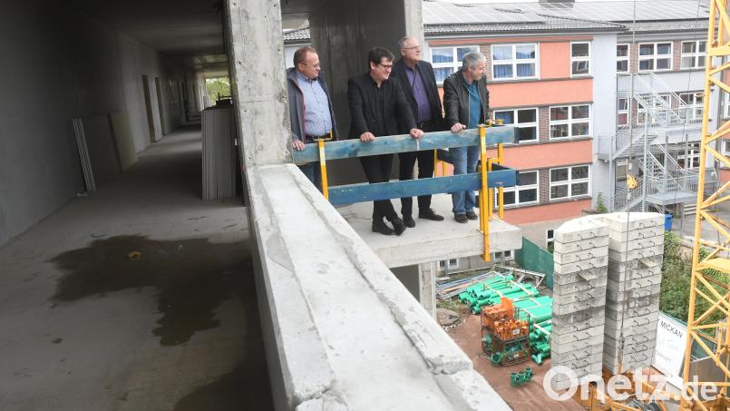 Projektleiter Tobias Dietl, Baudezernent Oliver Seidel, Bürgermeister Lothar Höher und Bauleiter Christian Gruber (von links) sehen sich auf der Baustelle der Pestalozzischule um. Bild: Gabi Schönberger