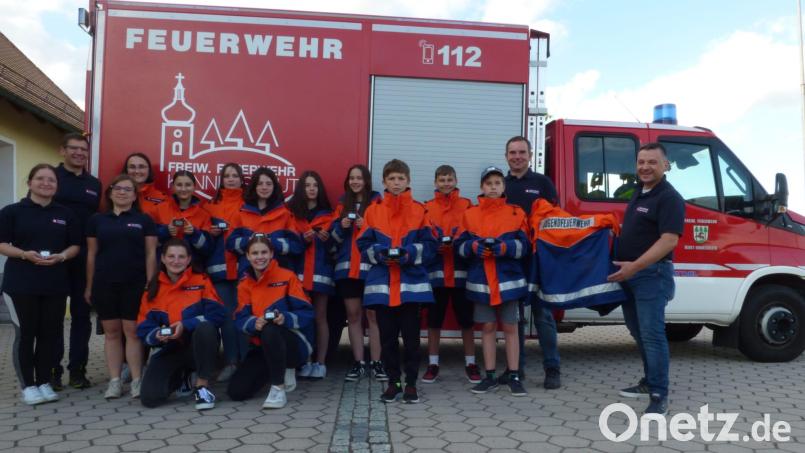 Mit einer neuen Schutzkleidung ausgestattet wurden die Mitglieder der Jugendfeuerwehr Konnersreuth. Außerdem erhielten sie die Auszeichnung „Grüner Junior-Engel“. Bild: Carina Hart/exb