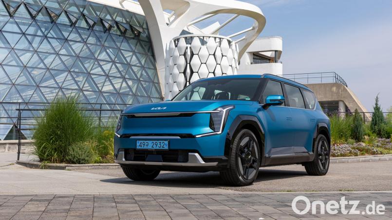 Modernde Architektur: Das gilt auch für das Gebäude, das dem neuen Kia EV9 hier als Hintergrund dient. Bild: Kia/dpa