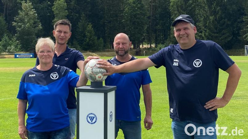 Conny Steinbruckner übergab eine Stele für den Spielball an die Verantwortlichen des Vereins und der Fußballabteilung. Bild: SV Immenreuth/exb