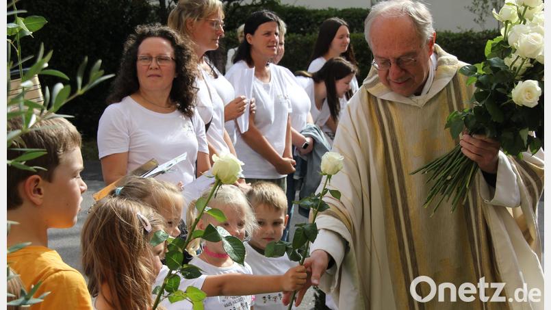 Die Kindergartenkinder standen am Kirchenportal Spalier und verabschiedeten Pfarrer Ludwig Gradl mit weißen Rosen in den Ruhestand. Bild: ads