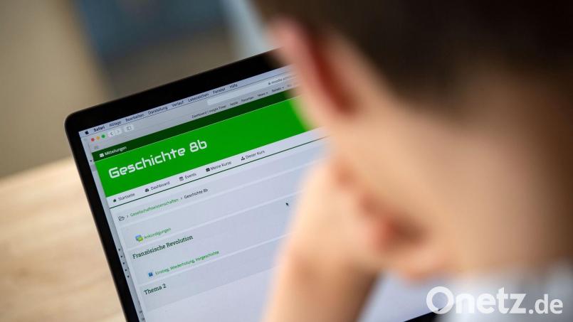 Ein Schüler einer 8. Klasse bedient an einem Notebook eine Lernplattform. Weiterhin beklagen sich die Schülerinnen und Schüler über eine „schlechte technische Ausstattung“. Bild: Marijan Murat/dpa