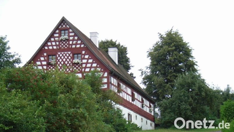 Das Egerländer Fachwerk, hier ein Beispiel aus Bad Neualbenreuth, begleitet den Wanderer auf der zweiten Etappe des Nurtschwegs. Bild: Thomas Schaller