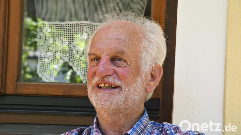 So werden ihn die Amberger in Erinnerung behalten: Wolfgang Dandorfer. Diese Aufnahme entstand 2019 anlässlich seines 70. Geburtstages im Garten seines Hauses in der Oberen Hockermühle. Bild: Petra Hartl