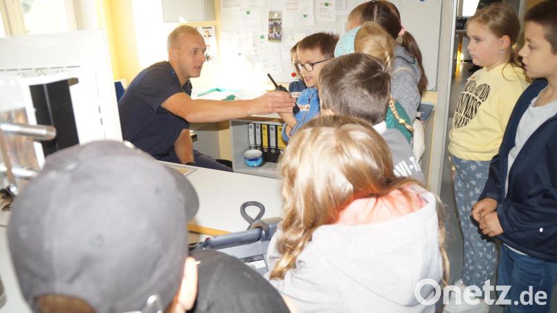 Christian informiert die Zentrale per Funk über einen Ladendieb im Einkaufszentrum Bild: wel