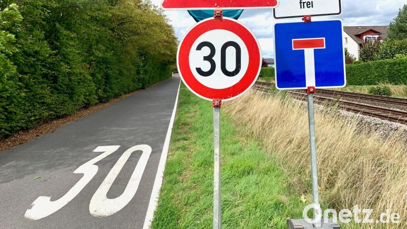 Nicht nur wegen der Baustelle sollten Autofahrer hier in der Maierhofstraße vom Gas gehen. Neu ist der Hinweis auf &quot;Tempo 30&quot; auf dem Asphalt. Bild: Gabi Schönberger