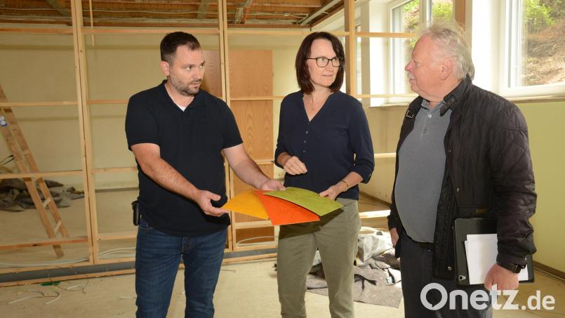 Die richtige Farbe des Fußbodenbelages will auch ausgewählt sein. Bürgermeister Sebastian Hartl (von links), Schulleiterin Sandra Landgraf und Architekt Josef Schöberl besprechen das bei einem der Baustellentermine. Bild: bey