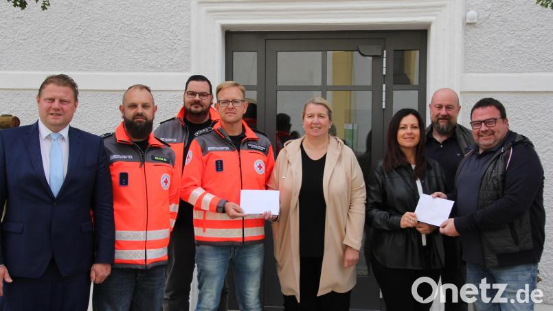 Jeweils 1500 Euro erhielten die Aktion Lichtblicke und das BRK Mitterteich aus dem Erlös des Cocktail-Verkaufs am italienischen Abend im Juli. Im Bild die Spendenübergabe mit (von links) Bürgermeister Stefan Grillmeier, Michael Krauß, Manuel Mayerhöfer, BRK-Bereitschaftsleiter Matthias Dittrich, Katrin Paschedag, Lichtblicke-Schirmherrin Claudia Grillmeier, Holger Paschedag und Helmut Weiß. Bild: kro