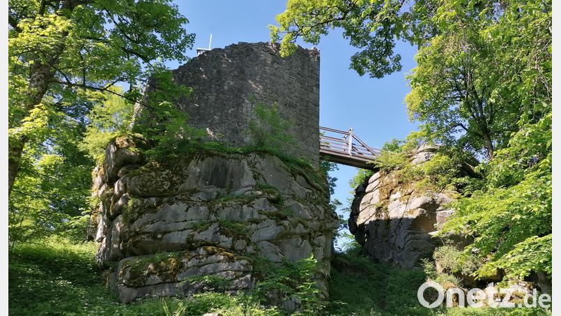 Die Burgruine Schellenberg thront auf riesigen Granitblöcken, die in Wollsackformation verwittert sind. Bild: Thomas Schaller