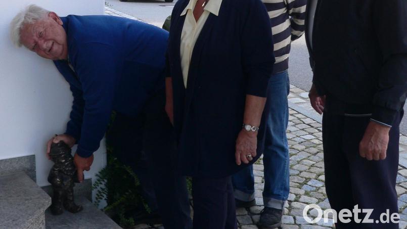 Altbürgermeister Dr. Karl-Heinz Preißer (rechts) und der Eigentümer des Sparkassengebäudes, Dr. Rudolf Poschenrieder aus Vohenstrauß (links), beim Platzieren der kleinen Figur. Bild: mh