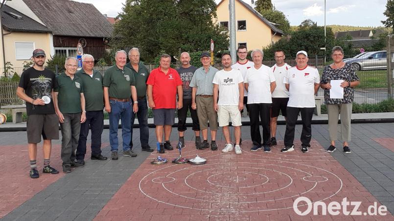 Spartenleiterin Beate Stiegler (rechts) gratuliert (von links) Vereinsmeister Benjamin Hölzl und den beiden Teams &quot;Die Norweger&quot; sowie der Tennisabteilung. Bild: Georg Kick/exb
