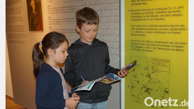 Gespannt hören Fabian und seine Schwester Anna, was ihnen die Museums-Fliege über das Smartphone erzählt, damit sie dann die Fragen in ihren Heftchen beantworten können. Bild: wel