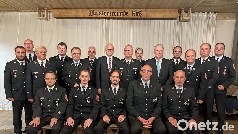 Für 25 oder sogar 40 Jahre aktiven Dienst bekommen Feuerwehrleute aus dem Bereich Hahnbach das Ehrenzeichen in Silber oder Gold. Landrat Richard Reisinger und Kreisbrandrat Christof Strobl (stehend, Fünfter und Siebter von rechts) sowie Bürgermeister der Hahnbacher Bernhard Lindner (stehend, Siebter von links) gratulieren. Bild: Christine Hollederer/exb