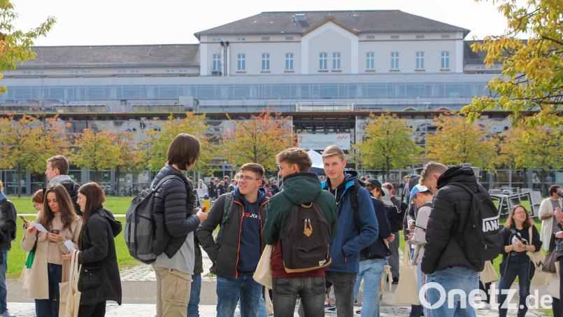 Ein Treffen danach: Studenten der OTH Amberg-Weiden sprechen über die bestandenen Prüfungen. Archivbild: OTH Amberg-Weiden