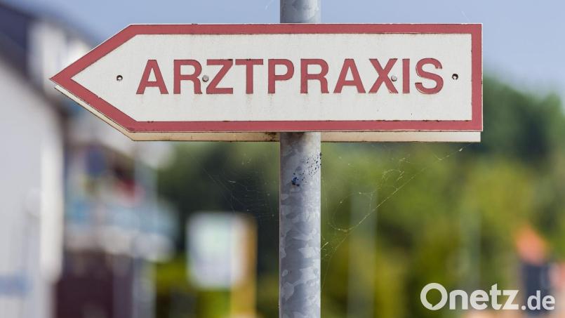 Unbekannte haben das Praxisschild eines Arztes in Tirschenreuth gestohlen. Symbolbild: Soeren Stache/dpa-Zentralbild/ZB/Symbolbild