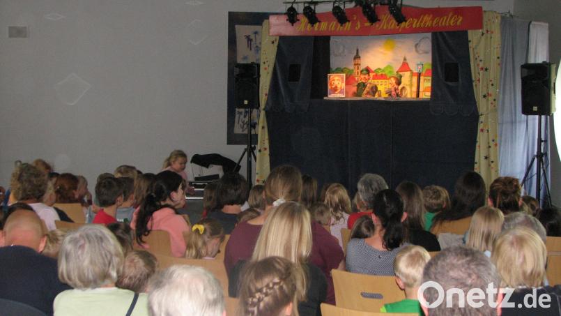 Mit Spannung verfolgen Kinder, Eltern und Betreuer, wie es dem Kasperl ergeht, als er verdächtigt wird, ein Umweltsünder zu sein. Bild: knh