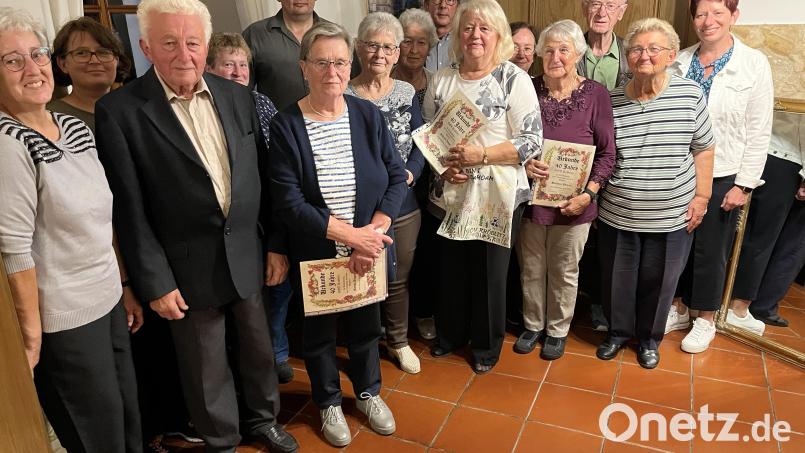 Für ihre langjährige Treue werden beim Ehrenabend des GOV Kröblitz zahlreiche Mitglieder ausgezeichnet. Bild: sns