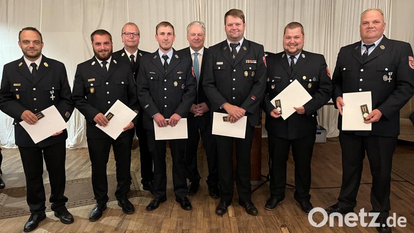 Ausgezeichnete Feuerwehrmänner mit Kreisbrandmeister und Landrat (von links): Kreisbrandinspektor Michael Iberer, Kreisbrandmeister Philipp Gebert, Kreisbrandrat Christof Strobl, Marco Schuminetz, Landrat Richard Reisinger, Christian Klier, Tobias Hofmann und Gerhard Franz. Bild: Christine Hollederer