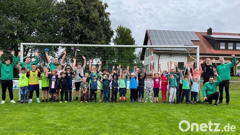 Alle Mädchen und Buben hatten beim Ferienprogramm des TSV Neualbenreuth etwas zu feiern. Bild: TSV Neualbenreuth/exb