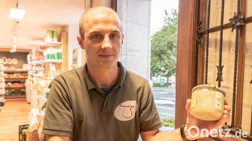 Michael Wildenauer ist gelernter Koch. Heute betreibt er einen Bioladen. Der 33-Jährige Friedenfelser fermentiert auch gerne in seiner Freizeit und hat sich unter anderem schon an Sauerkraut und fermentierten Karotten versucht. Bild: Susanne Forster