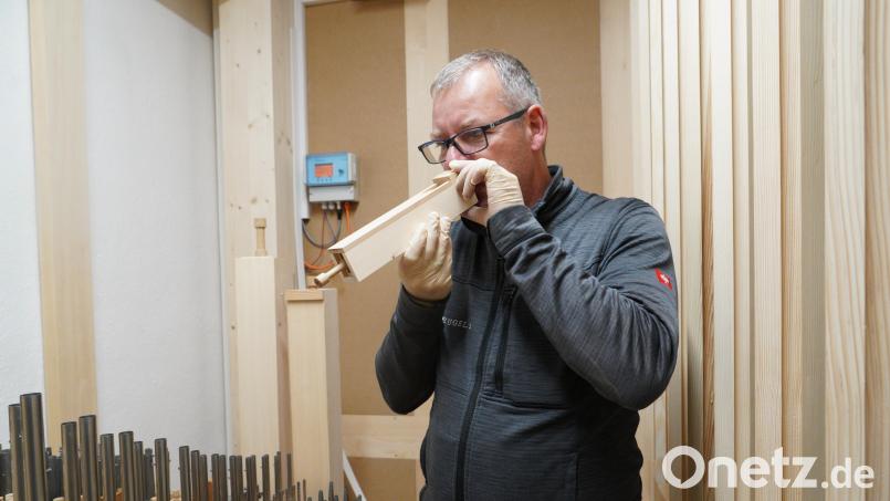 Intonateur und Orgelbauer Christian Heiden überprüft die Pfeifen der neuen Orgel in Erbendorf. Bild: kaz