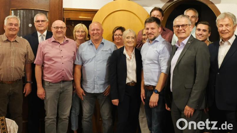 Bernd Stangl (Dritter von links) steht weiter als Vorsitzender an der Spitze der ÜPW Schwarzenfeld. Bild: Bäumler/exb