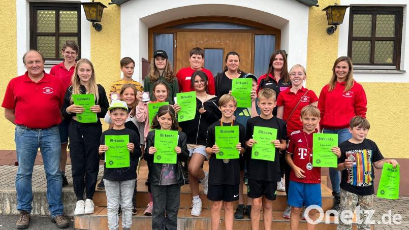 Die Teilnehmer des Schnupperschießens im Ferienprogramm der Stadt Erbendorf mit ihren Urkunden. Bild: Schützenverein Edelweiß Siegritz/exb