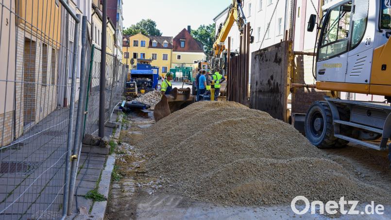 Die Baustelle am Paulanerplatz in Amberg bleibt bis auf weiteres bestehen. Dafür wurde die Paulanergasse wieder für den Verkehr freigegeben. Bild: Stephan Huber