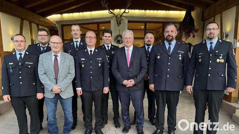 Für jeweils 25 Jahre bei der Feuerwehr bekommen vier Feuerwehrmänner aus Kümmersbruck von Landrat Richard Reisinger (Vierter von rechts) das staatliche Ehrenzeichen in Silber ausgehändigt. Bild: Christine Hollederer/exb