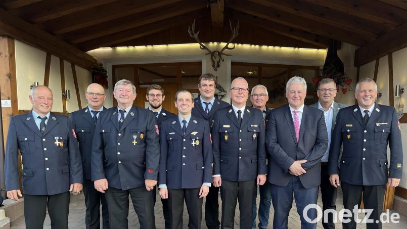 Landrat Richard Reisinger (Dritter von rechts) händigt die Ehrenzeichen aus. Es gratulieren Kreisbrandmeister Jürgen Ehrnsberger (rechts), Bürgermeister Peter Braun (Zweiter von rechts) und Kreisbrandrat Christof Strobl (Fünfter von rechts). Bild: Christine Hollederer/exb