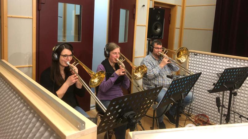 Die Posaunisten der Musikkapelle Ursensollen im Aufnahme-Studio in Nürnberg mit Kopfhörern und Schallschutz. Bild: Markus Forster