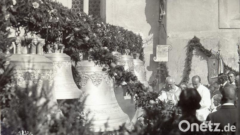 Am 12. August 1928 weiht Stadtpfarrer Johann von Gott Hiederer unter großer Anteilnahme der Bevölkerung die sechs neuen Glocken auf dem Kirchplatz. Drei Tage später, am Feiertag Mariä Himmelfahrt, dem Patroziniumstag der Stadtpfarrkirche, erklingen sie erstmals vom Kirchturm aus. Bild: Archiv Schulz