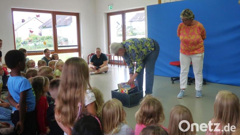 Veronika Pröls überreicht eine 1000-Euro-Spende an Kitaleiterin Monika Mrosek (rechts) und überrascht die Kinde mit Geschenken. Bild: rha