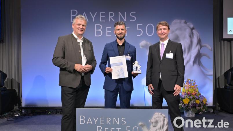 Ziegler-Geschäftsführer Andreas Sandner nahm die Auszeichnung entgegen. Wirtschaftsstaatssekretär Roland Weigert (links) und Juror Marcus von Goldacker gratulierten. Bild: Fotostudio Heuser/StMWi/exb