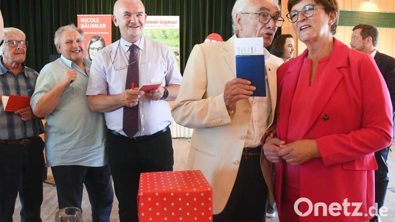 Über 60 Jahre ist Oskar Schwarz (Zweiter von rechts) in der SPD. Da darf man sich schon mal einen Ratschlag erlauben. Auch gegenüber Parteichefin Saskia Esken. Bild: Gabi Schönberger