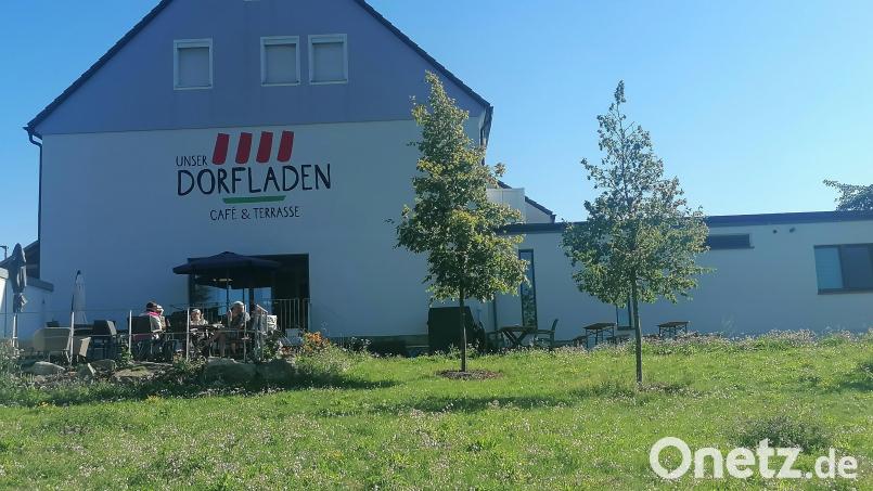 Gerne genießen Gäste Frühstück, Kaffee und Kuchen auf der Terrasse des Krummennaaber Dorfladens. Bild: vsr