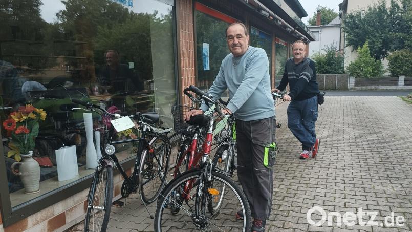 Das Foto zeigt zwei Werkhof-Mitarbeiter (Peter Kett und Michael Hanauer, von links) beim Ausprobieren der Fahrräder. Bild: Vanessa Wagner/exb