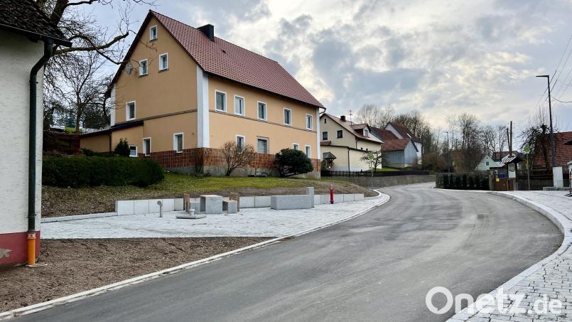 Ist die Durchfahrtsstraße durch das Dorf Wilchenreuth nach ihrer Sanierung eine Rennstrecke geworden? Einige Gemeinderäte sind dieser Meinung und wollen daher unbedingt auch für Wilchenreuth Tempo 30. Die Polizei ist dagegen. Bild: Eichl