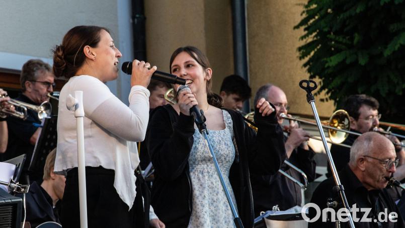 Die beiden Sängerinnen Andrea Künzl und Sonja Möller beeindrucken mit ihren ausdrucksstarken Stimmen. Bild: Monika Renda/exb
