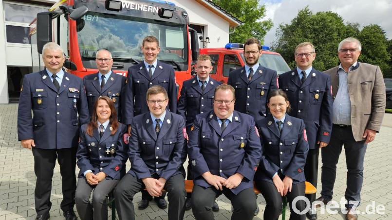 Der Verwaltungsrat der Feuerwehr Weihern ist neu gewählt: Neuer Vorsitzender ist (vorne Zweiter von links) Andreas Haider, sein Stellvertreter Reinhard Reis jun. (vorne Dritter von links). Dazu gratulieren auch Bürgermeister Richard Tischler (rechts) und Kreisbrandmeister Günther Ponnath (links). Bild: H-J. Schlosser/exb