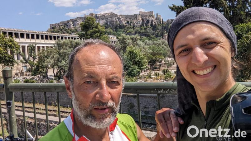 Am Ziel: Vater Manfred und Sohn Felix Steckermeier radelten in 31 Tagen von Tirschenreuth 2600 Kilometer durch neun Länder bis zur Akropolis in Athen. Ein echtes Abenteuer für die Freizeitsportler. Bild: Steckermeier/exb